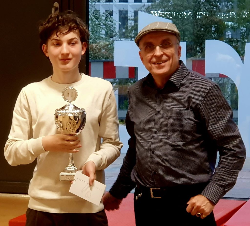 Siegerfoto: Oskar Feldhammer mit Vereinspokal und Preis, daneben Elmar Decker, der den Pokal überreicht hat